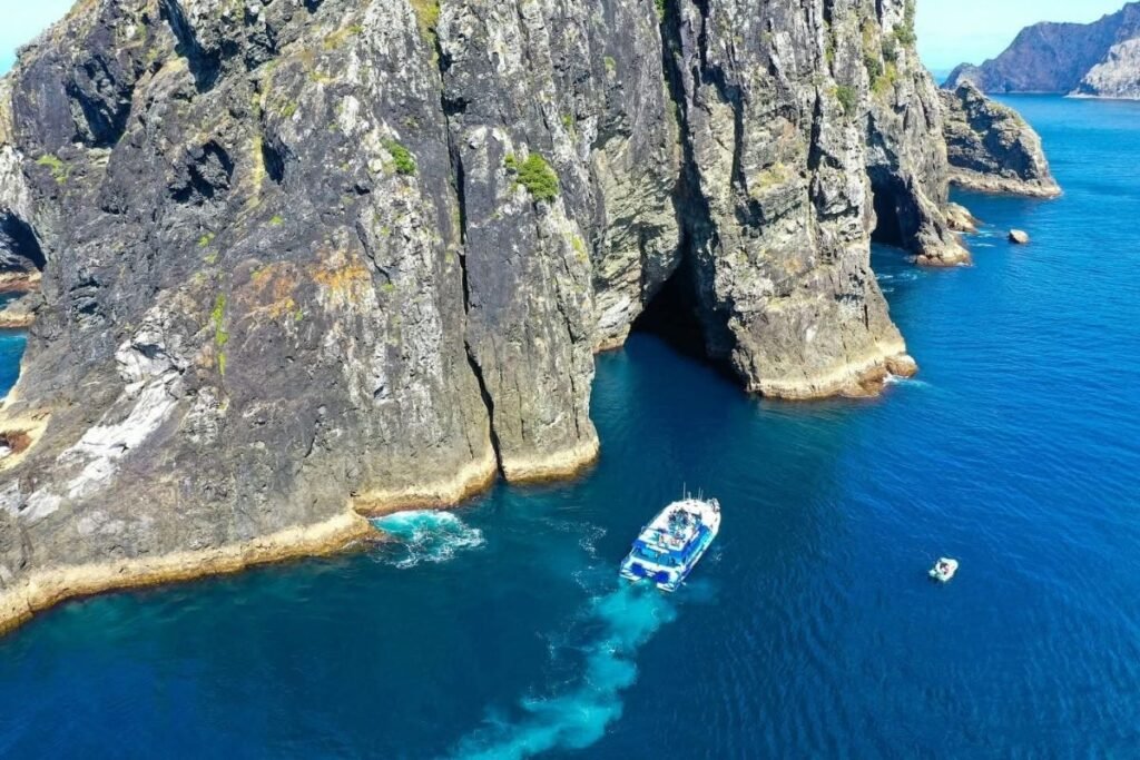 Hole in the Rock Pēwhairangi - Bay of Islands