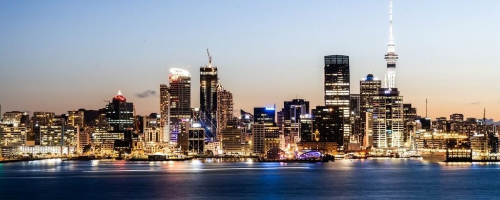 Tamaki Makaurau, Auckland city at night